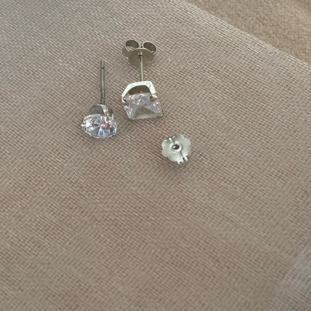10k 2 single white gold Stud Earrings - Picture 8 of 9